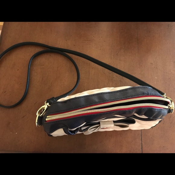 EUC Betsey Johnson med crossbody bag. - Picture 2 of 5